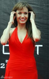 幻灯图集：安吉丽娜-朱莉现身俄罗斯 红裙艳丽