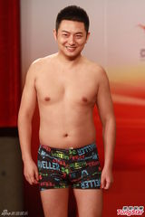 高清图：2012亚洲先生首次面试 泳裤示人奇招尽出