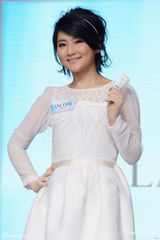 组图：Selina复出代言白裙黑丝袜亮相