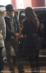 幻灯图：阮经天不受绯闻影响 与女粉丝热情交流