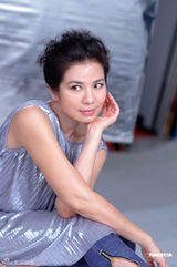 高清：钟楚红任护肤代言人 拍摄广告尽显美丽自信