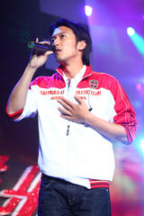 高清图：谢霆锋西安献唱劲爆榜 爱的手势吻别歌迷