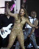 组图：洛佩兹捧场拳王阿里 化身妖姬被猛男摸身