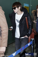 组图：SHINeeBEAST等赴巴黎参加《音乐银行》公演