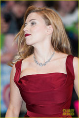 组图：斯嘉丽-约翰逊出席影片首映 红裙掩孕相