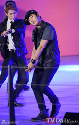 组图：韩团帝国之子B.A.P等唱响分享演唱会