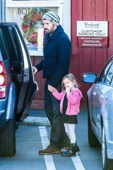 组图：本-阿弗莱克奶爸范 女儿粉衣吃零嘴可爱