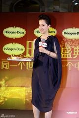 组图：海清瘦身成功空降武汉 为某品牌站台优雅捞金