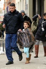 组图：小苏瑞放学享受公主待遇 穿大披肩显时尚