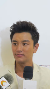 组图：贾乃亮助阵品牌开业 坦言拍戏难舍女儿