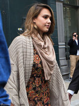 高清组图：杰西卡-阿尔芭街拍 披肩毛衣配长裙