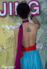 组图：张歆艺亮相北京电影节红毯 撞色长裙优雅抢眼