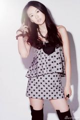 组图：童瑶写真娇美绽放 笑容温婉眼神清澈流转