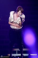 幻灯图：罗志祥个唱舞动红馆 杨丞琳任嘉宾遭强吻