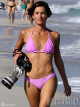 组图：美女狗仔火辣现身海滩 反被偷拍卖萌指责