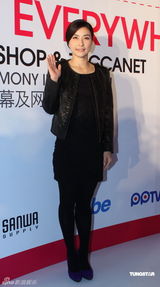 组图：郭晶晶黑衣亮相上海露招牌眯眼笑未受访