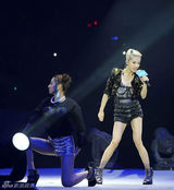 组图：蔡依林爆乳装性感捞金 紧身皮裤秀美腿