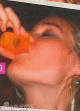 组图：哈里王子女友夜店狂欢 醉揽半裸男