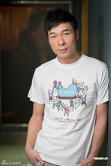 组图：梁咏琪穿爱的T恤为儿童零受苦努力