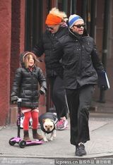 组图：休-杰克曼夫妇送女儿上学伊娃与老妈比赛