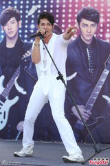 组图：汪东城蔡旻佑台北为电视原声带签唱