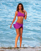 幻灯图：名模米兰达-可儿海边拍写真 紫裙飘飘