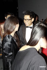 组图：黑人看时尚秀心情好与辣妹畅聊合照