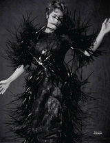 组图：德普前女友露背登封面 真空西装凹造型