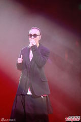 组图：谢霆锋陈慧琳等红馆开唱 悼念张耀荣