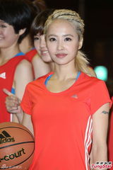 组图：蔡依林玩篮球胸部疑缩水 不介意恋情被拍