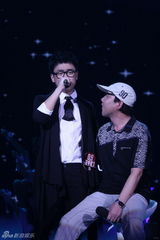 组图：李炜夺2010快男总冠军 刘心武艺分摘亚季军