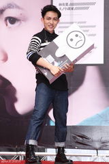 组图：林宥嘉新碟签唱 歌迷顶高温力挺