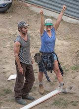 组图：克里斯-派恩新片扒衣露胸肌 罗比秀美腿