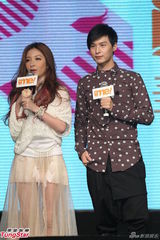 组图：王心凌挤奶大露事业线 分享保养护唇经验