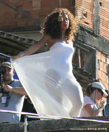 幻灯：艾丽西亚-凯斯街头拍新歌MV 补妆不忘秀肥臀