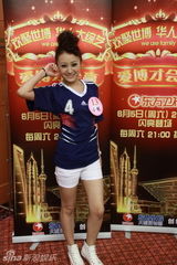 高清图：性感美女足球宝贝助阵《华人大综艺》