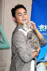 明道与猫狗亲密互动 现实中希望保有隐私权(图)