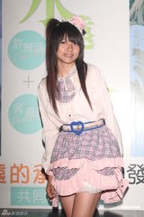 组图：许雅涵吴佩珊携手出辑 为世界环保日献声