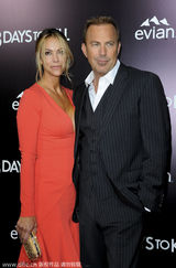 组图：德普携未婚妻亮相首映 恩爱贴面吻