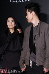 组图：韩星金贤重李东健SEVEN等出席名牌展示会