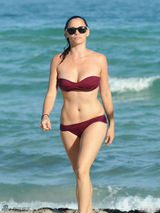 组图：杰西卡比基尼海滩嬉戏 S身材展熟女魅力