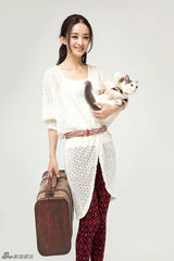 赵丽颖与喵星人拍杂志 温情演绎宠物情缘