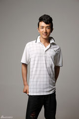 幻灯图：型男许诺登《新娘》杂志 演绎完美新郎