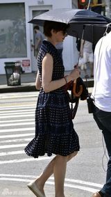 组图：安妮海瑟薇撑破伞拍新片 雪纺裙腹部微隆