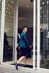 明星爱街拍：张晓龙绅士出街 风度翩翩笑容迷人