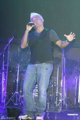 组图：巫启贤为新专辑开唱 30日将出席大炳追思会