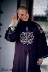 组图：何晟铭《功夫乾隆》剧照 多套华服打造萌帝