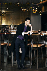 组图：郑嘉颖随性街拍潮范儿展熟男魅力