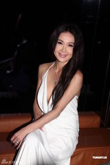 组图：温碧霞举办45岁生日会 老公献吻秀恩爱