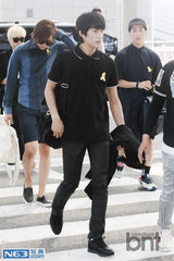 组图：韩团B1A4飞LA出席韩流庆典阳光帅气